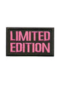Limitierte Edition-Aufnäher mit geprägtem pinkem Text auf schwarzem Hintergrund.