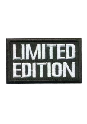 Schwarzer rechteckiger Aufnäher mit weißem Text „Limited Edition“ und erhöhten Rändern.