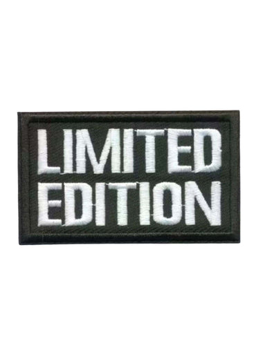 Schwarzer rechteckiger patch mit weißem limited edition text und erhabenen kanten für edition white sammlung