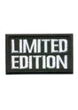 Schwarzer rechteckiger Aufnäher mit weißem Text „Limited Edition“ und erhöhten Rändern.