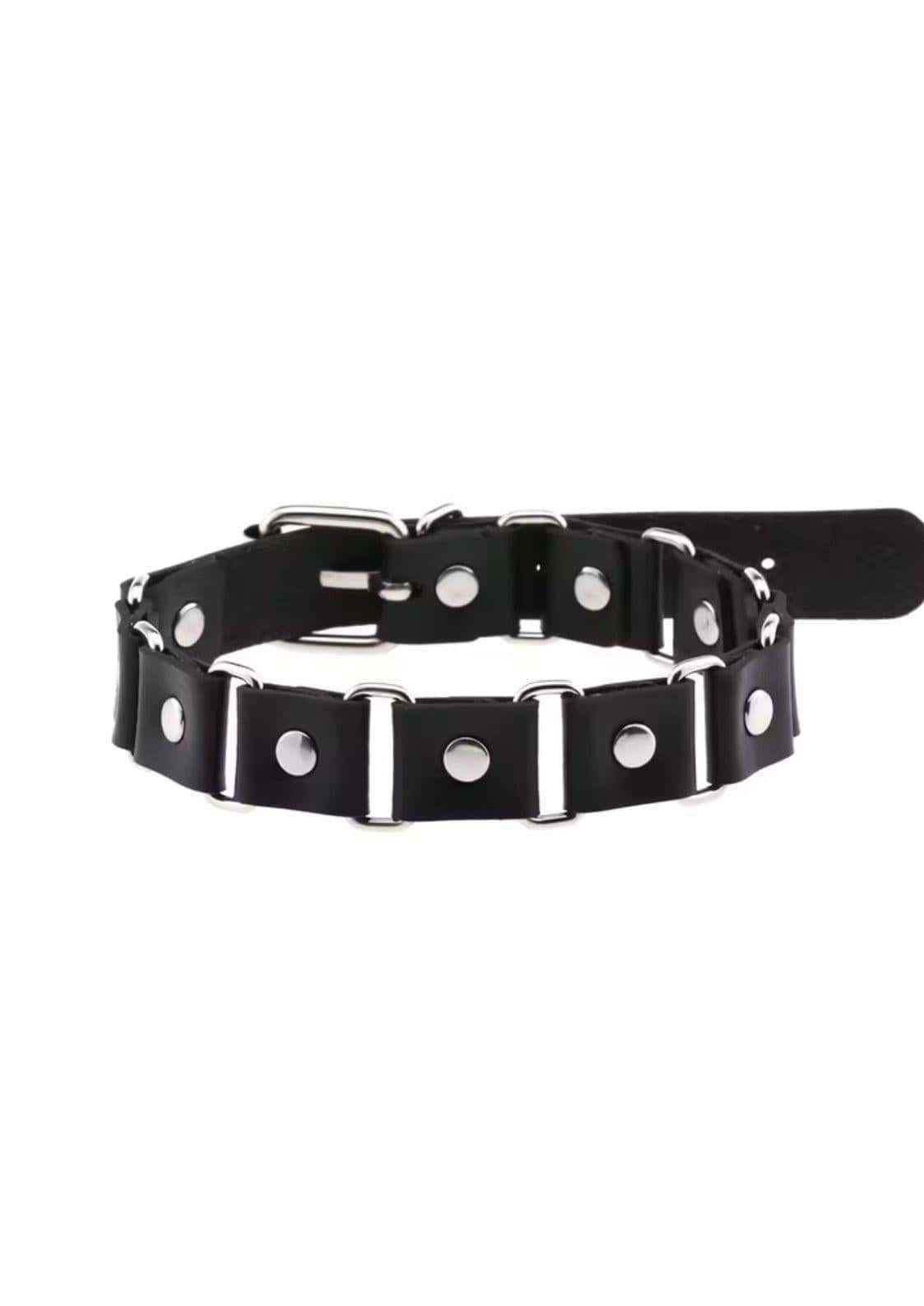 Schwarzer leder choker mit silbernen metallbeschlägen und runden nieten für gothic und dark fashion styles