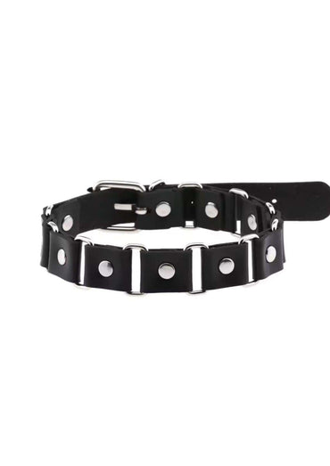 Schwarzer leder choker mit silbernen metallbeschlägen und runden nieten für gothic und dark fashion styles