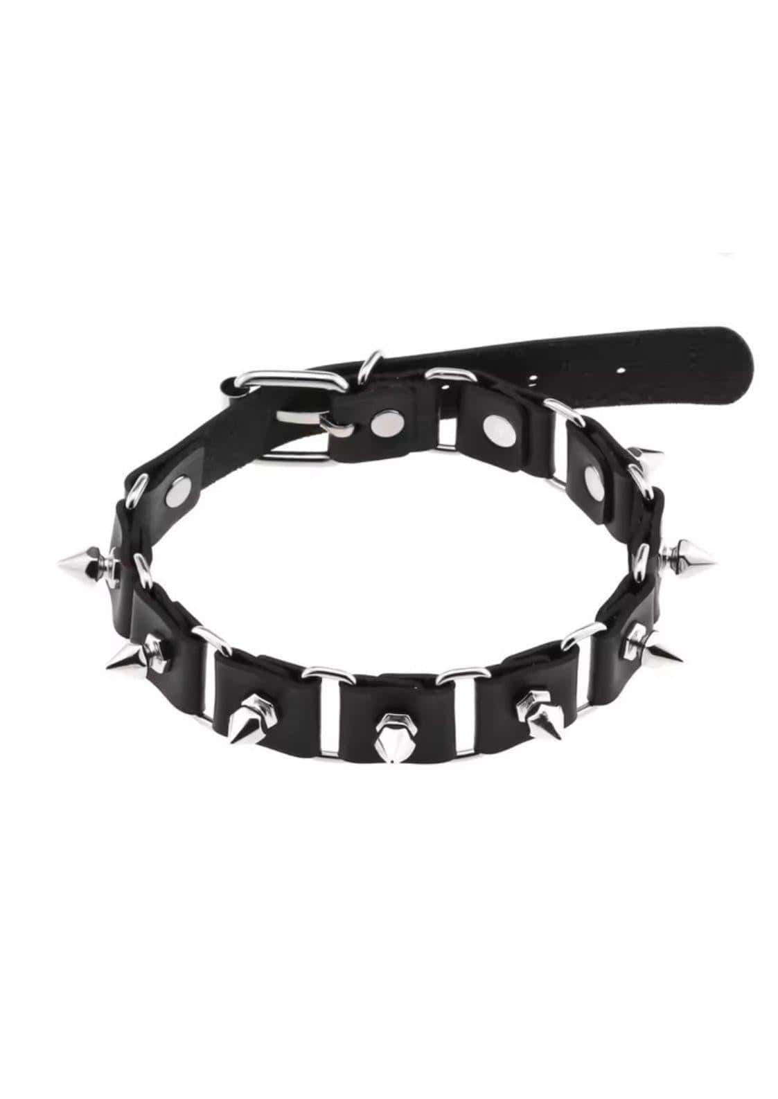 Schwarzes lederchoker limps mit silbernen spikes und passender schnalle für gothic und dark fashion look