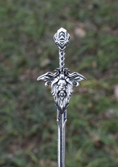 Silberne gothic haarklammer lion sword haarnadel mit löwenkopf flügeln und detailreichem griff für besondere anlässe
