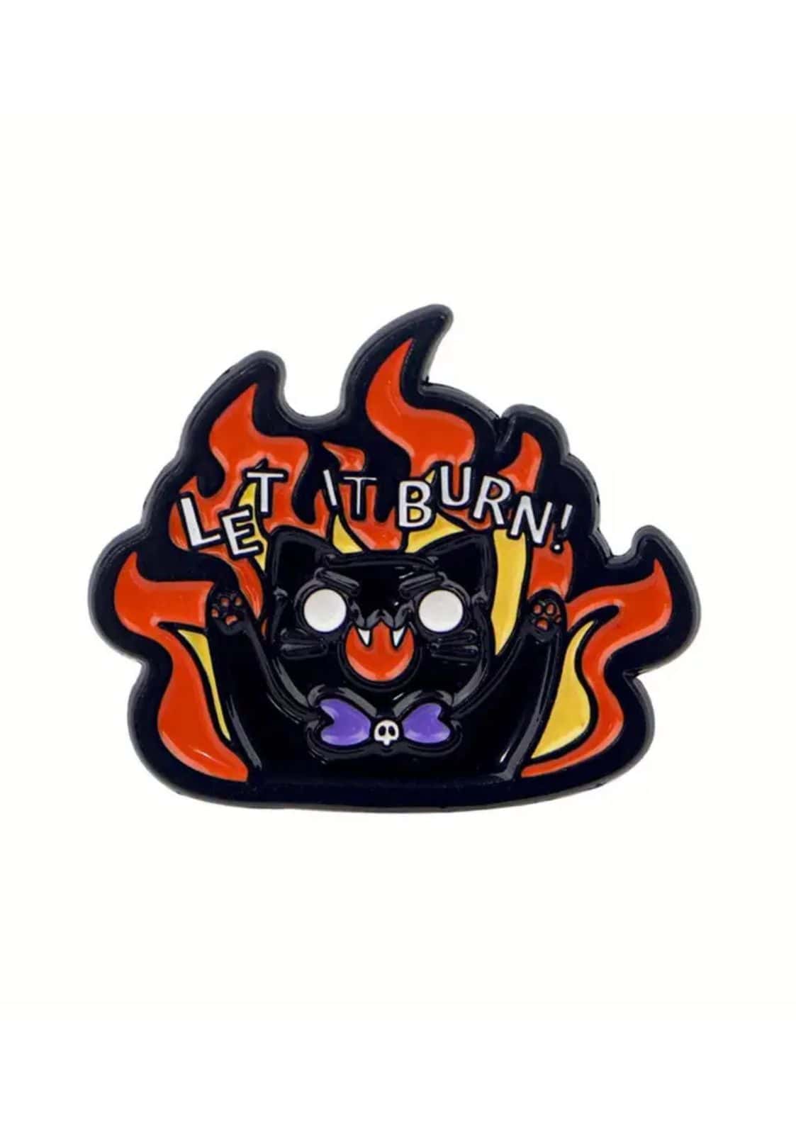Schwarze Katzen-Emaille-Anstecknadel mit Flammen und dem Text ’Let it burn’.