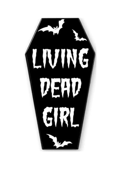 Schwarze sargförmige Anstecknadel mit weißen Fledermäusen und dem Text ’LIVING DEAD GIRL’.