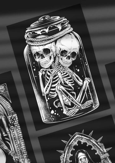 Schwarz weißes alu verbundplatten bild lizzy and jill mit zwei ineinander verschlungenen skeletten im glas mit inklusive aufhängung
