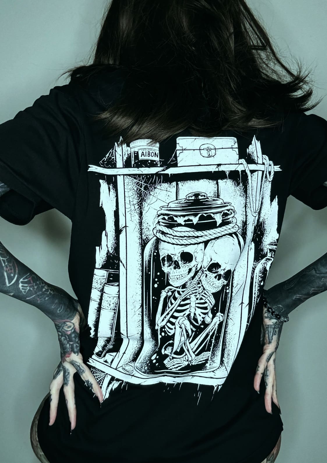 Schwarzes Lizzy and Jill Shirt mit Skeletten im Glas