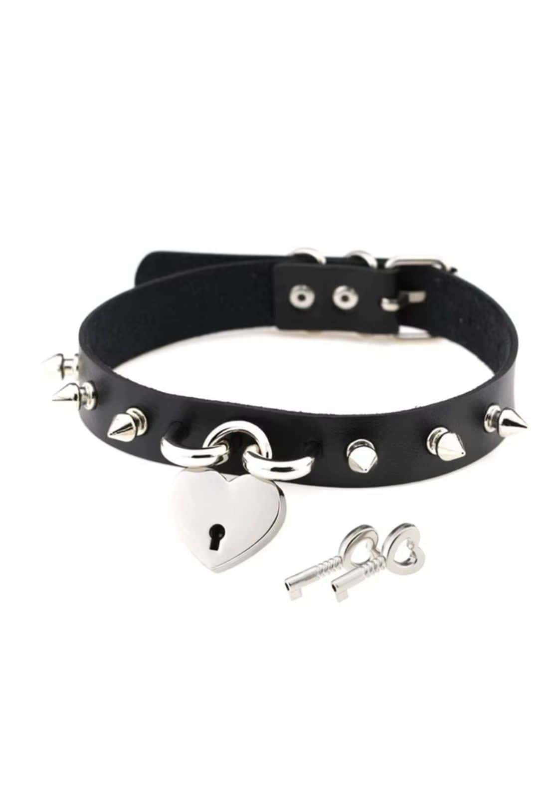 Schwarzes leder spike choker mit silbernen spitzen und herzförmigem schlossanhänger lock spike choker