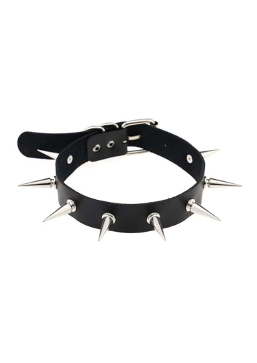 Schwarzes lederchoker mit langen spike silver metallspitzen und silberfarbener verzierung