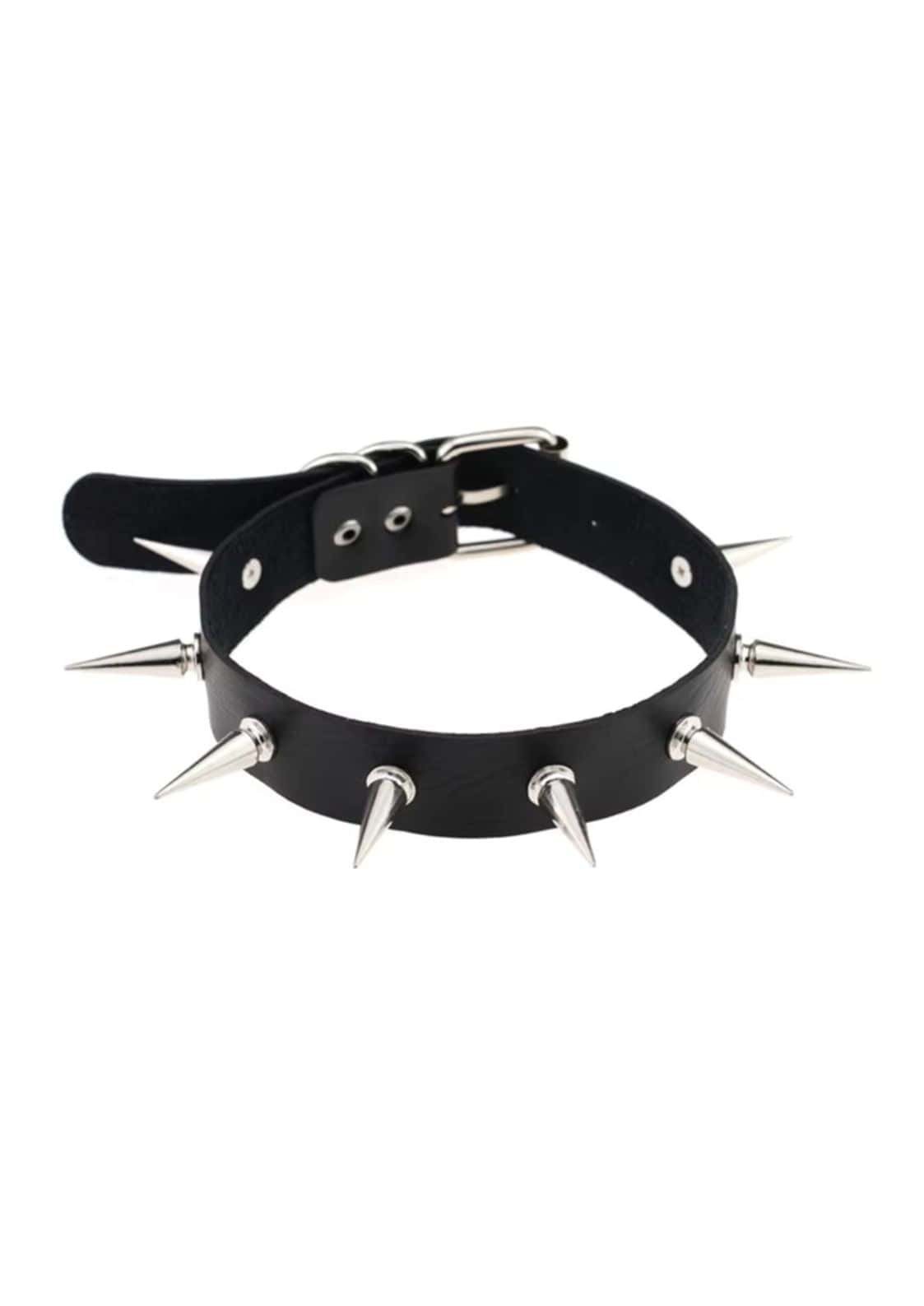 Schwarzes lederchoker mit langen spike silver metallspitzen und silberfarbener verzierung