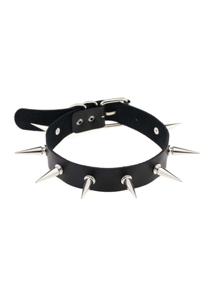 Schwarzes lederchoker mit langen spike silver metallspitzen und silberfarbener verzierung