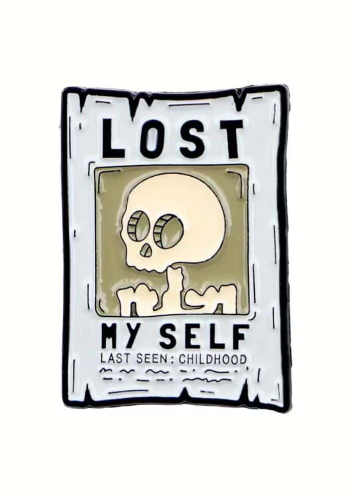 Weißer hochwertiger lost myself pin in kompromisslose dark fashion mit beigeem schädel und emotionaler tiefe