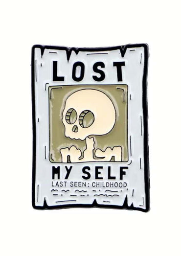 Weißer hochwertiger lost myself pin in kompromisslose dark fashion mit beigeem schädel und emotionaler tiefe