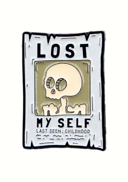 Weißer hochwertiger lost myself pin in kompromisslose dark fashion mit beigeem schädel und emotionaler tiefe