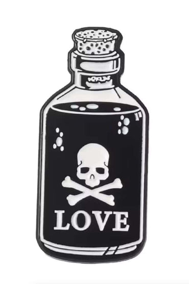 Schwarzer enamel pin in gothischem stil geformt wie eine giftflasche mit weißem love schriftzug und totenkopf