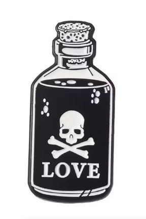 Gothic Love Pin: Schwarzer Emaille-Anstecker mit Giftflasche und Totenkopf-Label