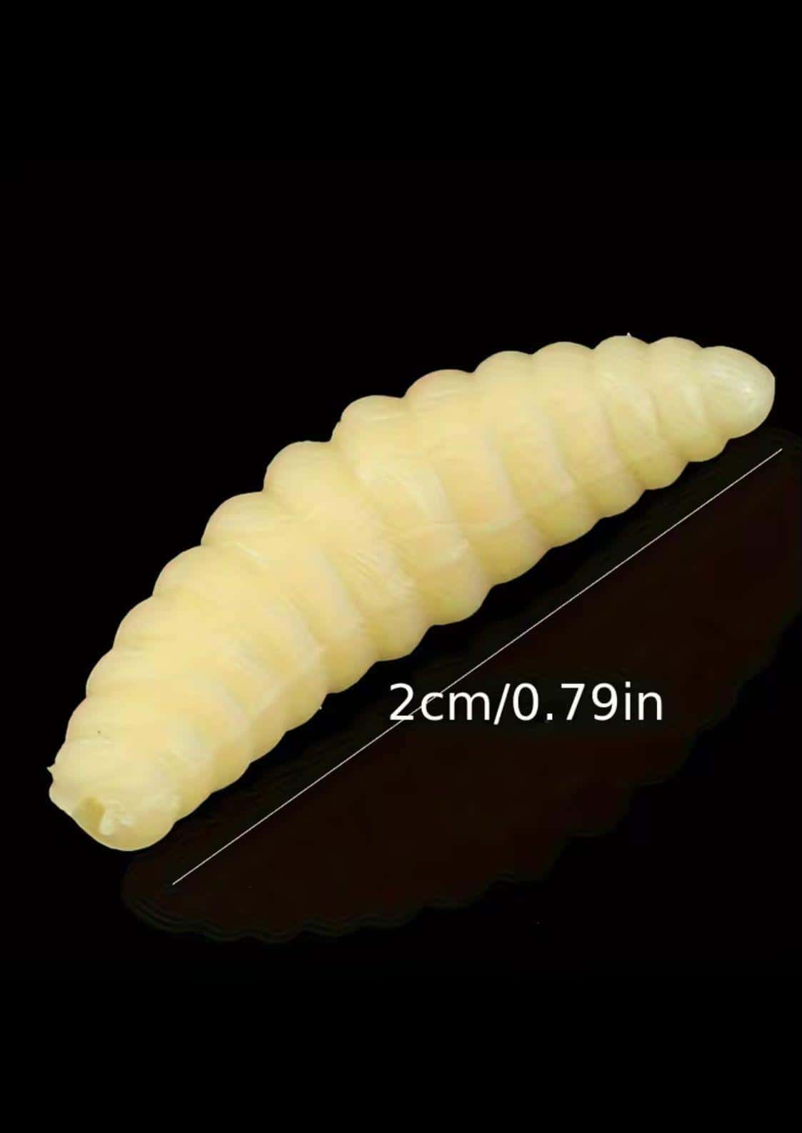 Pale gelbe transparente spiralkerzen mit glatter oberfläche und gleichmäßigen rillen ideal für gothic horror deko