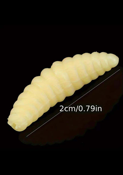 Pale gelbe transparente spiralkerzen mit glatter oberfläche und gleichmäßigen rillen ideal für gothic horror deko