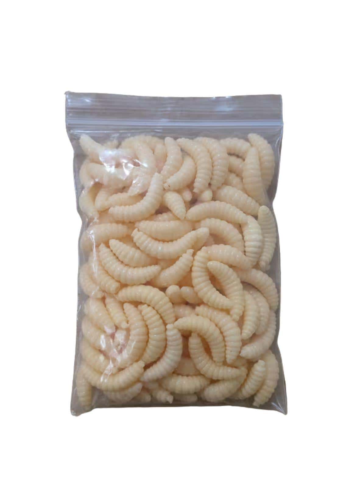 Ein klarer plastikbeutel mit 100 stück blassgelben wurmförmigen halloween-deko bonbons für gothic horror
