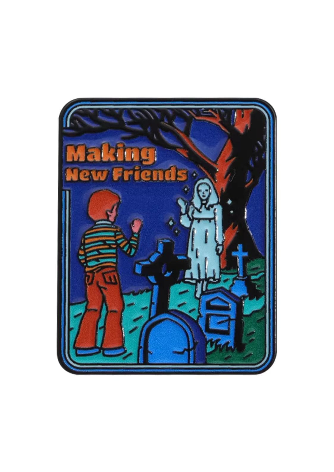 Ein quadratischer Emaille-Anstecker mit einer Cartoon-Illustration eines Kindes in gestreiften Hosen und orangefarbenem Hemd, das eine geisterhafte Figur unter einem Baum bei Nacht trifft, mit dem Text ‚neue Freunde finden‘ über ihnen.