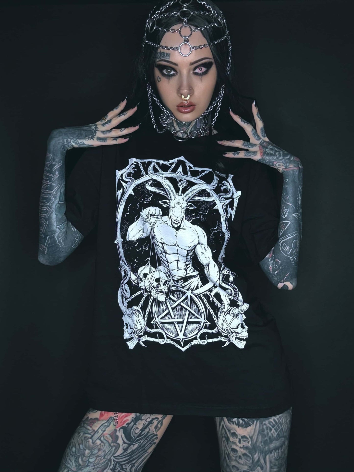 Schwarzes gothic horror t-shirt master of darkness mit detaillierter weißer grafik eines muskulösen ziegenkopfes umgeben von schädeln und pentagrammen