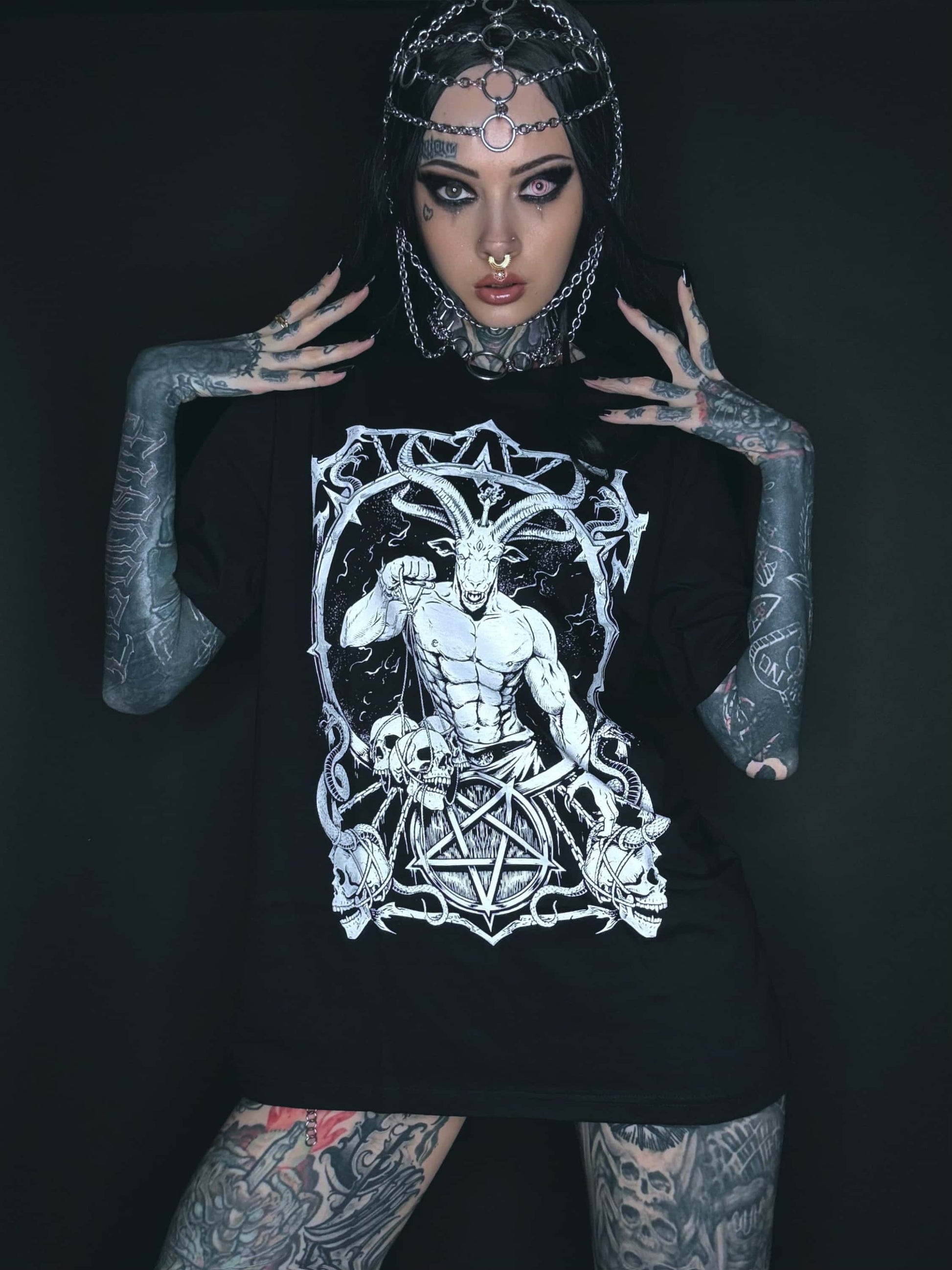 Schwarzes gothic horror t-shirt master of darkness mit detaillierter weißer grafik eines muskulösen ziegenkopfes umgeben von schädeln und pentagrammen