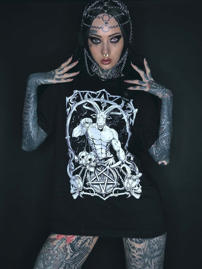 Schwarzes gothic horror t-shirt master of darkness mit detaillierter weißer grafik eines muskulösen ziegenkopfes umgeben von schädeln und pentagrammen