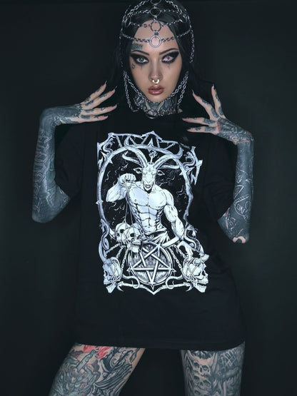 Schwarzes T-Shirt mit Baphomet-Grafik.