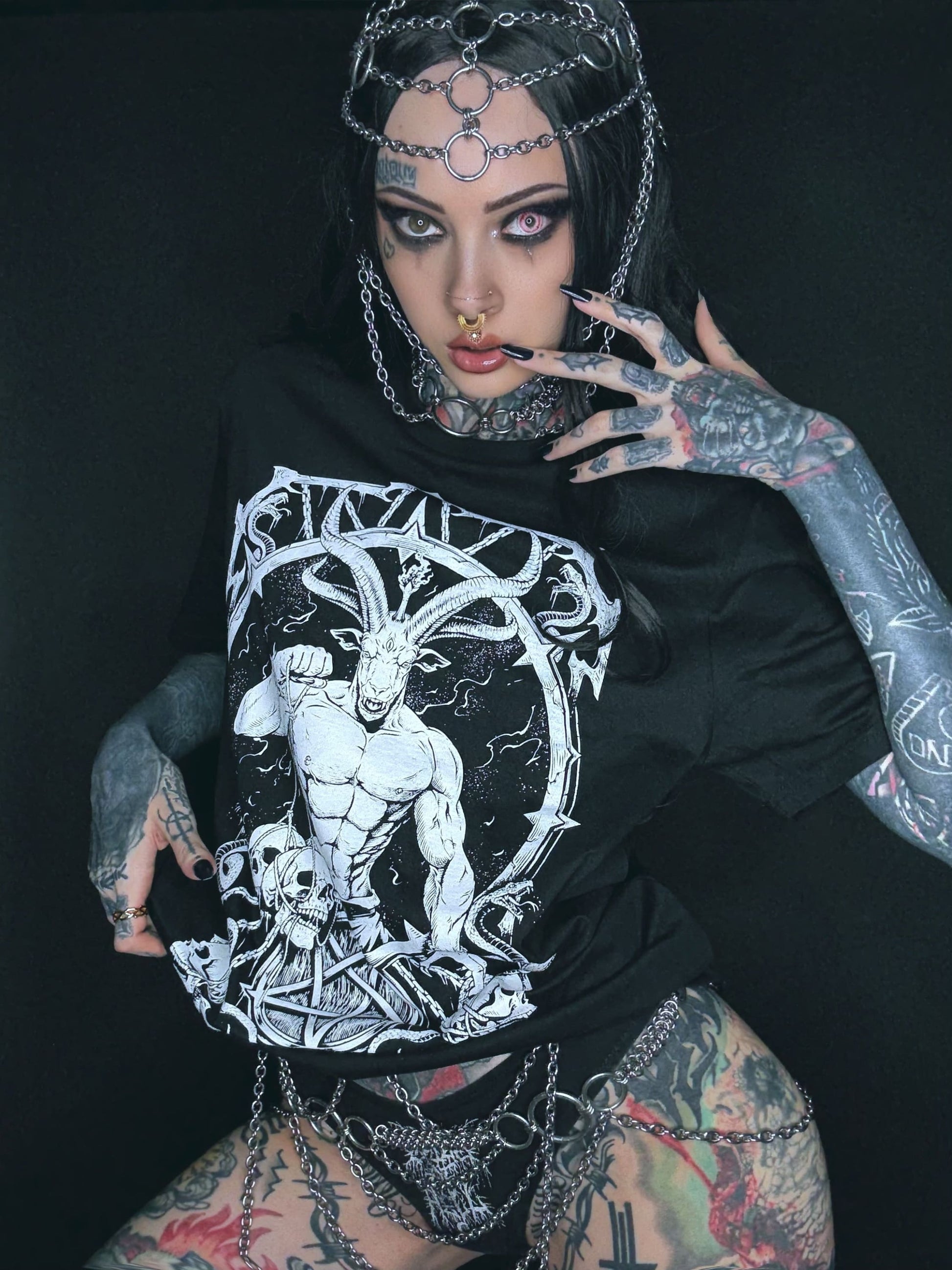 Schwarzes T-Shirt im Gothic-Stil.