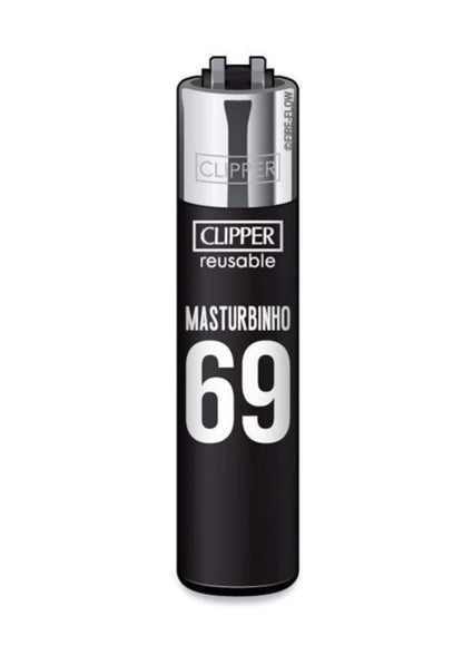 Schwarzes clipper feuerzeug mit silberner oberseite und auffälligem weißen schriftzug masturbinho 69 refillbare clipper