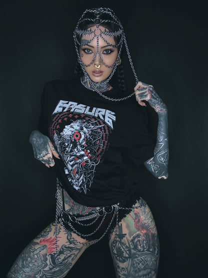 Tätowierte Frau mit Kettenkopfbedeckung und T-Shirt.