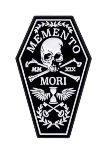Coffinförmiger memento mori pin mit schädel und gekreuzten knochen in schwarzem gothic horror design