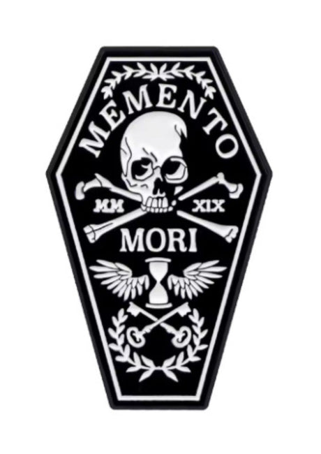Sargförmiger Aufnäher mit Totenkopf und gekreuzten Knochen.