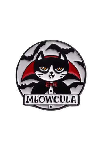 Meowcula Pin: gotischer schwarzer Katzen-Vampir mit rotem Umhang