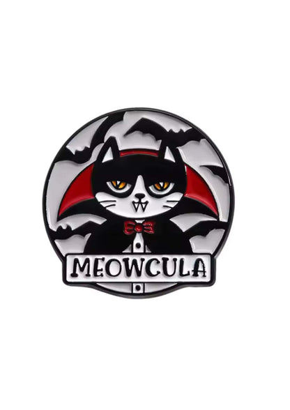 Meowcula Pin: gotischer schwarzer Katzen-Vampir mit rotem Umhang
