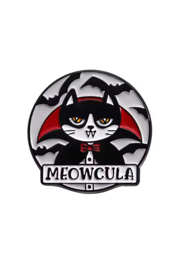 Meowcula Pin: gotischer schwarzer Katzen-Vampir mit rotem Umhang