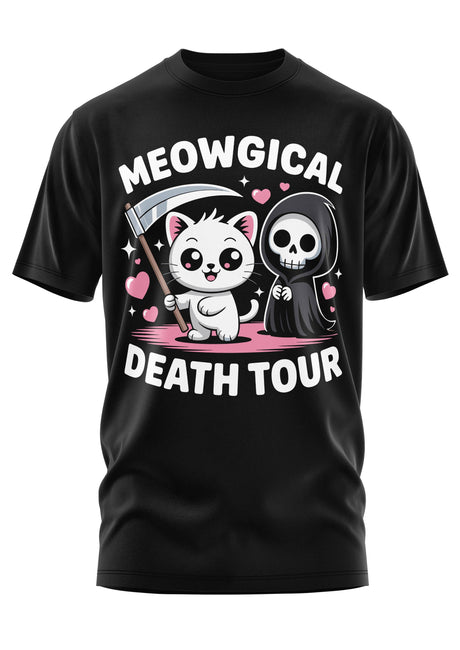 Schwarzes T-Shirt mit der Grafik ’Meowgical Death Tour’, auf der eine niedliche weiße Katze mit einer Sense und einem Sensenmann abgebildet ist.