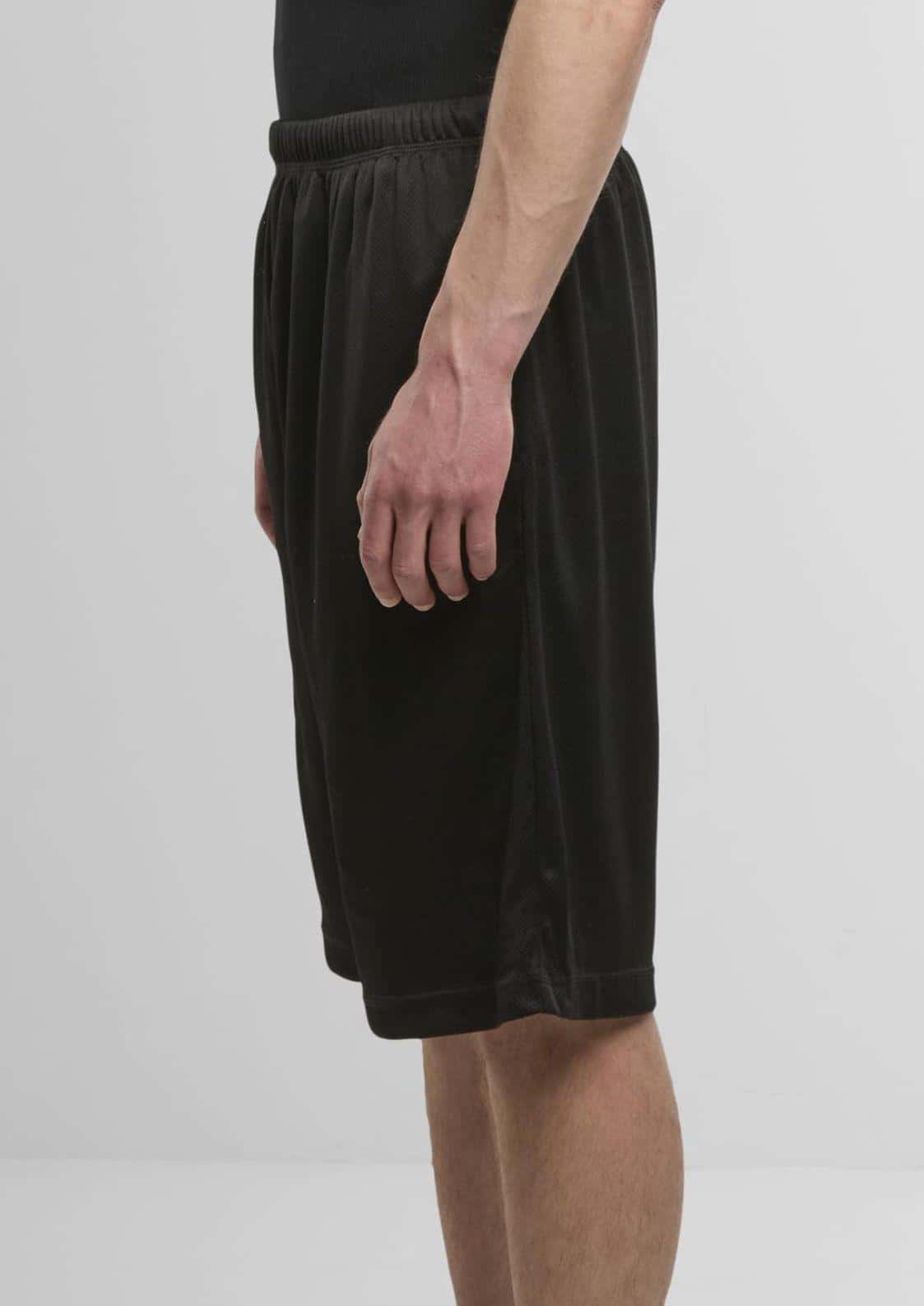 Schwarze velours mesh shorts mit elastischem bund von brandit savage vintage im dark fashion cargo short stil