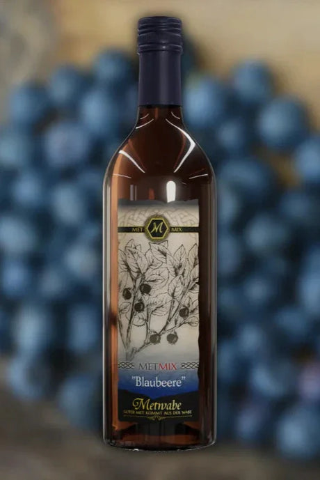 Flasche Heidelbeerwein.