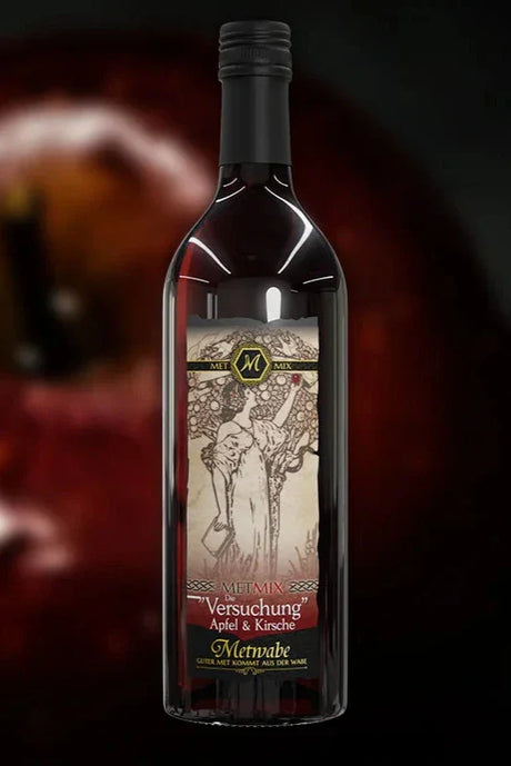 Eine Flasche Rotwein mit Früchten.