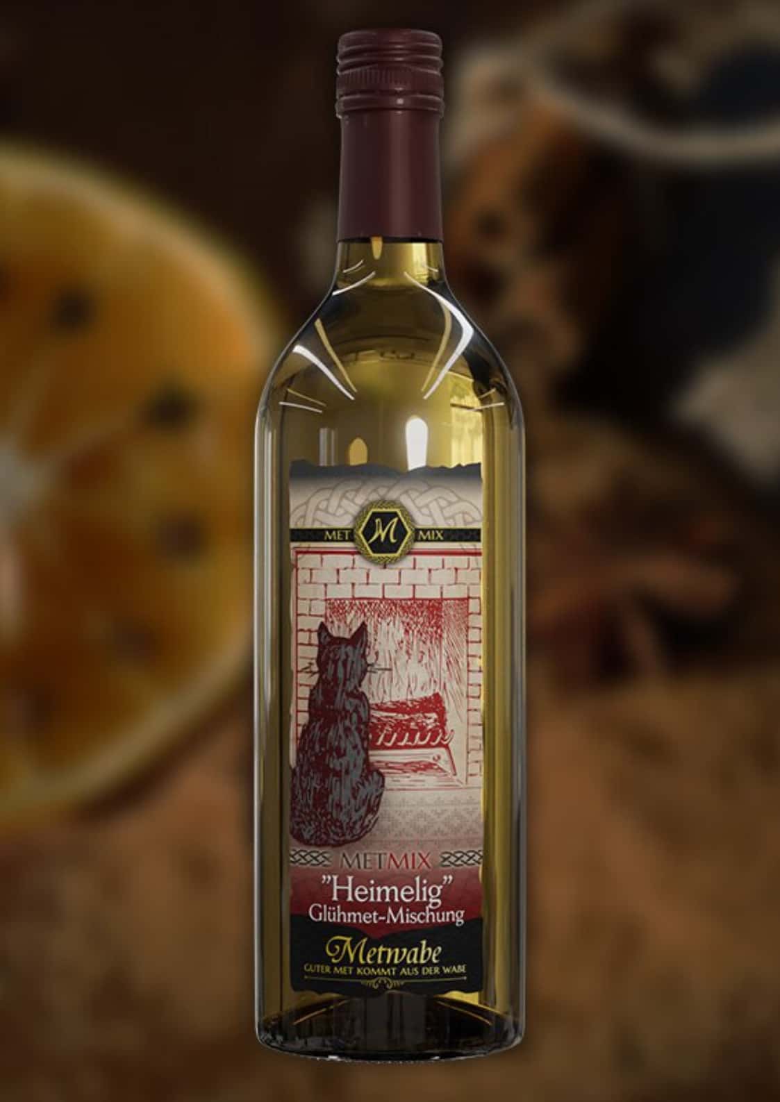 Eine klare glasflasche metmix heimelig glühmet weißwein mit maroonfolie und gothic schwarzer katze am kamin etikett