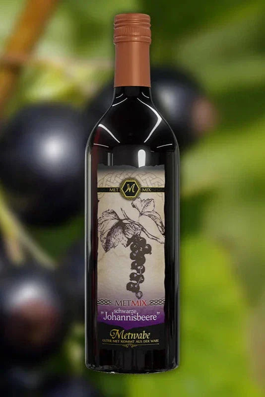 Flasche mit schwarzem Johannisbeerwein.