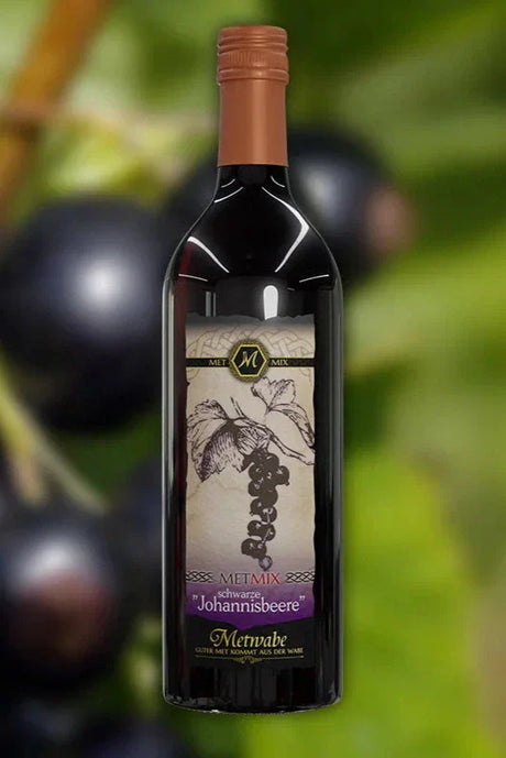Flasche mit schwarzem Johannisbeerwein.