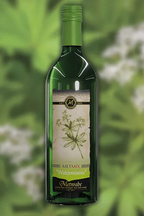 Grüne Waldmeister-Likörflasche.