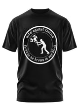 Schwarzes kurzärmliges T-Shirt mit einem weißen runden Grafikmotiv mit dem Text ’Metal gegen Faschismus’ und ’in unserem Schwarz gibt es kein Braun’, das eine Figur zeigt, die ein Emblem zertrümmert.