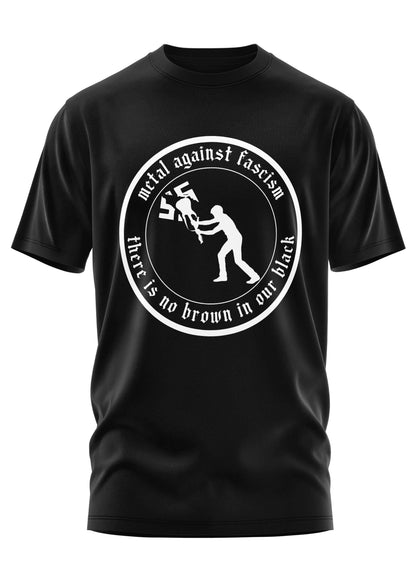 Schwarzes Baumwoll-T-Shirt mit einem weißen runden Grafikmotiv mit dem Text ’Metal gegen Faschismus’ und ’in unserem Schwarz gibt es kein Braun’, das eine Figur zeigt, die eine Hakenkreuzflagge herunterreißt.