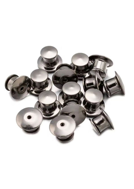 Ein Stapel silberfarbener Metallklammerstifte