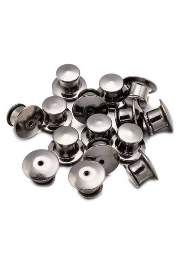 Ein Stapel silberfarbener Metallklammerstifte