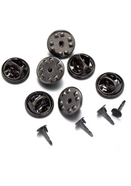 Eine Sammlung von dunklen Metallschmetterlings-Anstecknadeln und Kunststoff-Anstecknadeln.